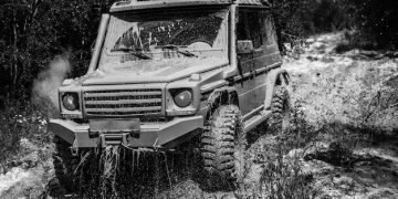 2025 Land Rover Defender Review: Ultimate Off-Road and On-Road Experience - Cover Image