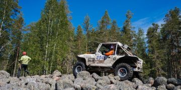 2025 Land Rover Defender: Off-Road Champion and Everyday Luxury - Cover Image